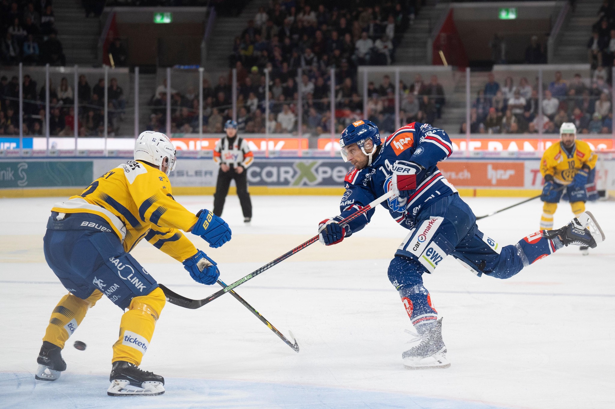 Eishockey-Spiel zwischen ZSC Lions und HC Davos bei den Playoff-Halbfinals in Zürich. Enzo Guebey von Davos gegen Chris Baltisberger von ZSC.