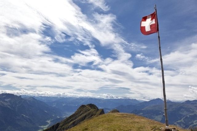 La Suisse ne sait comment se dépêtrer de la votation sur l'immigration de masse qui entrave la libre-circulation des personnes au grand dam de l'UE et des accords bilatéraux.