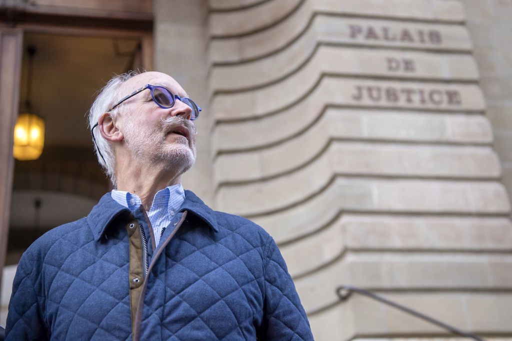 Pierre Beck, medecin et vice-president d'Exit en Suisse romande, arrive au palais de justice pour l'ouverture de son proces en appel, le vice president d'Exit Suisse romande Pierre Beck qui avait ete condamne pour avoir aide une octogenaire a mourir avec son mari, ce jeudi 12 mars 2020 a Geneve. (KEYSTONE/Martial Trezzini)
