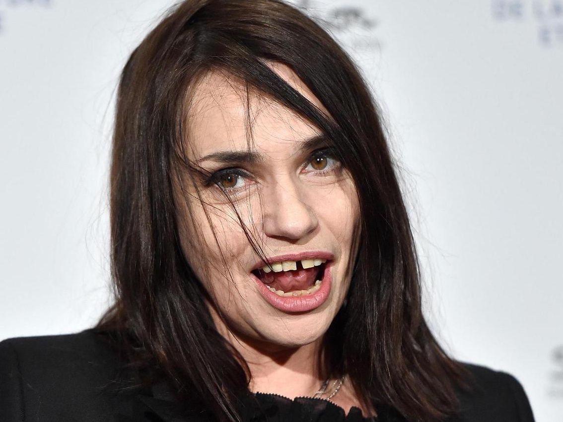 37 2 Le Matin Scene D Amour Culte: Béatrice Dalle sur la scène osée de «37°2 le matin»: «C'était  horrible» - Le Matin