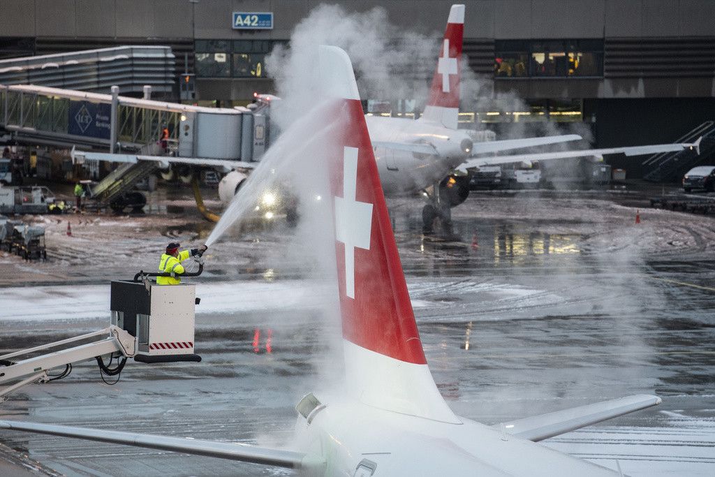 Ein Flughafen-Mitarbeiter enteist ein Flugzeug der Swiss, aufgenommen am Flughafen in Zuerich am Samstag, 05. Januar 2019. (KEYSTONE/Ennio Leanza)