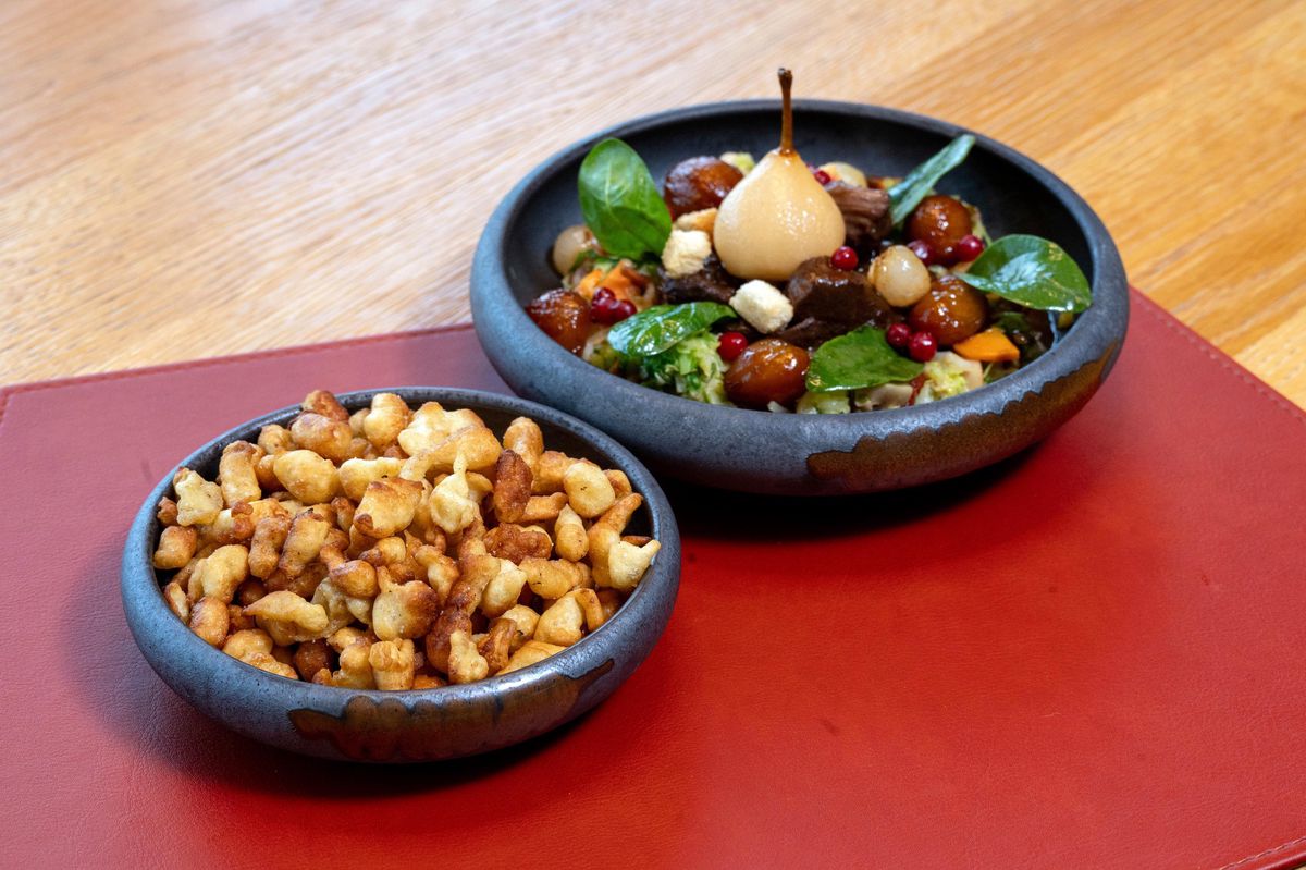 Assiette de chasse avec spätzlis et choux de Bruxelles au bistrot de la Maison Décotterd à Glion.