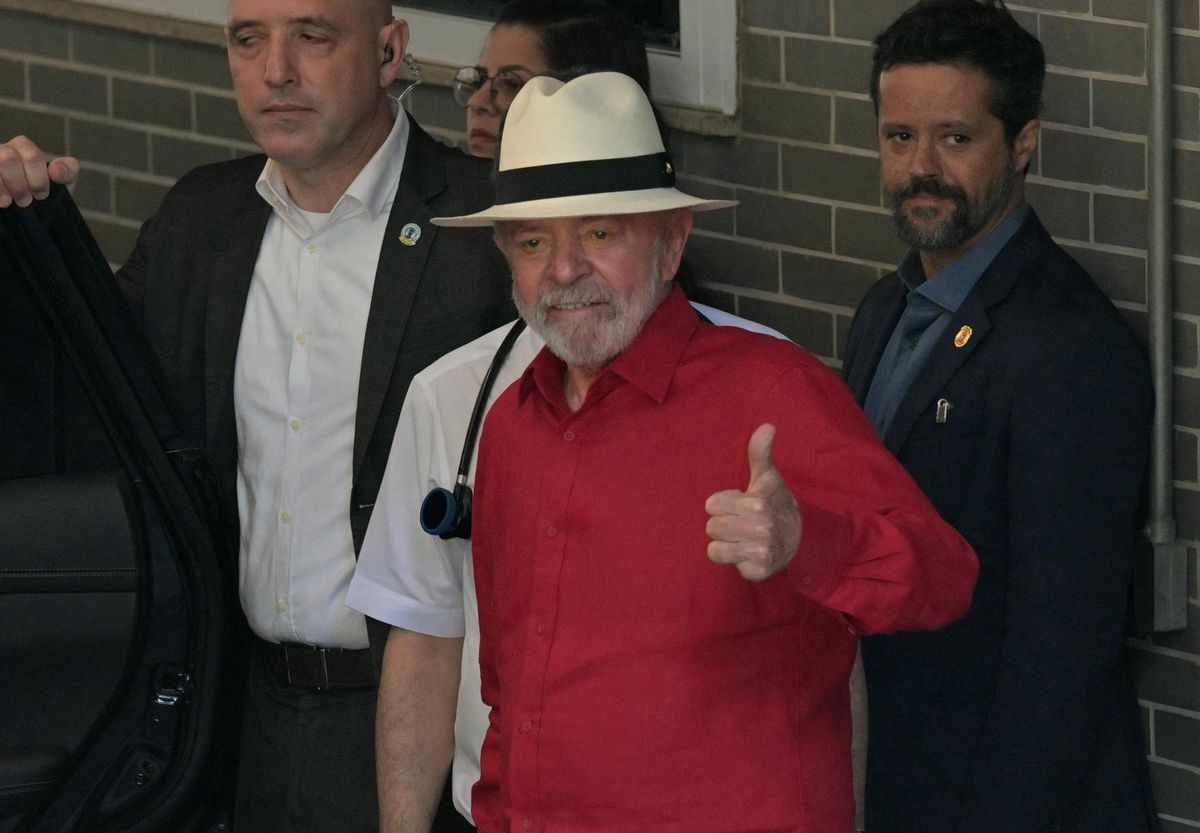 Brazil's President Luiz Inacio Lula da Silva (C) gives his thumb up while leaving the Hospital Sirio-Libanes (Syrian-Lebanese Hospital) in Sao Paulo, Brazil, on December 19, 2024, after undergoing check tests following his emergency surgery last week for an intracranial hemorrhage. (Photo by NELSON ALMEIDA / AFP)