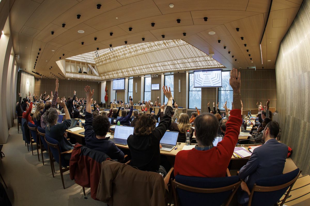 Les deputes votent a mains levees lors d'une session du Grand Conseil genevois, ce vendredi 26 janvier 2024 a Geneve. (KEYSTONE/Salvatore Di Nolfi)