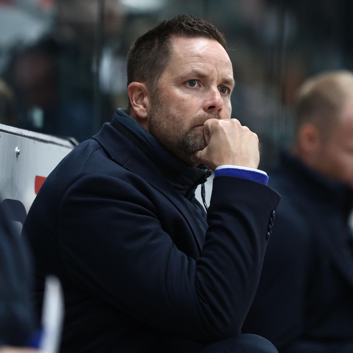 Entraîneur Stefan Hedlund des SC Rapperswil-Jona Lakers réfléchissant sur le banc lors d’un match de hockey sur glace contre le HC Lugano.