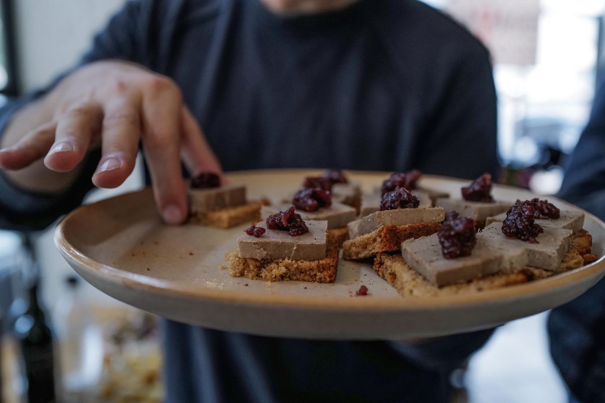 Genève Café Mutin, bvd de la Cluse 20. Dégustation de "faux-gras" entouré de personnalités romandes.