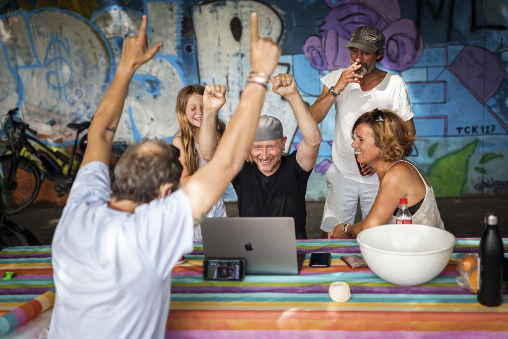 Des amis regardent le match de football de l'Euro 2020 opposant l'equipe de Suisse au Pays de Galles, dans un parcm ce samedi 12 juin 2021 a Geneve. (KEYSTONE/Valentin Flauraud)