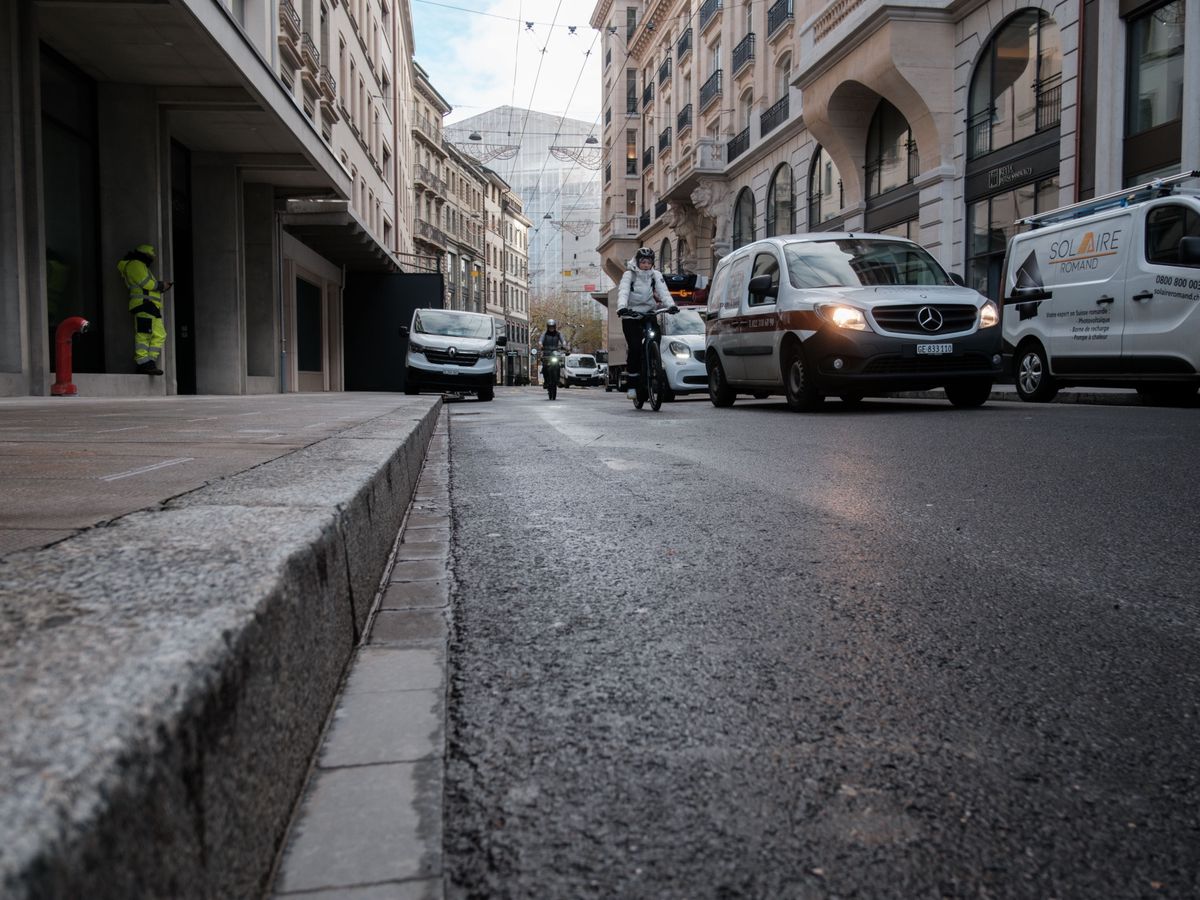 Suisse, Genève, le 06 décembre 2023. A partir de la place fusterie la rue du Rhône va devenir cyclable dans les deux sens.
