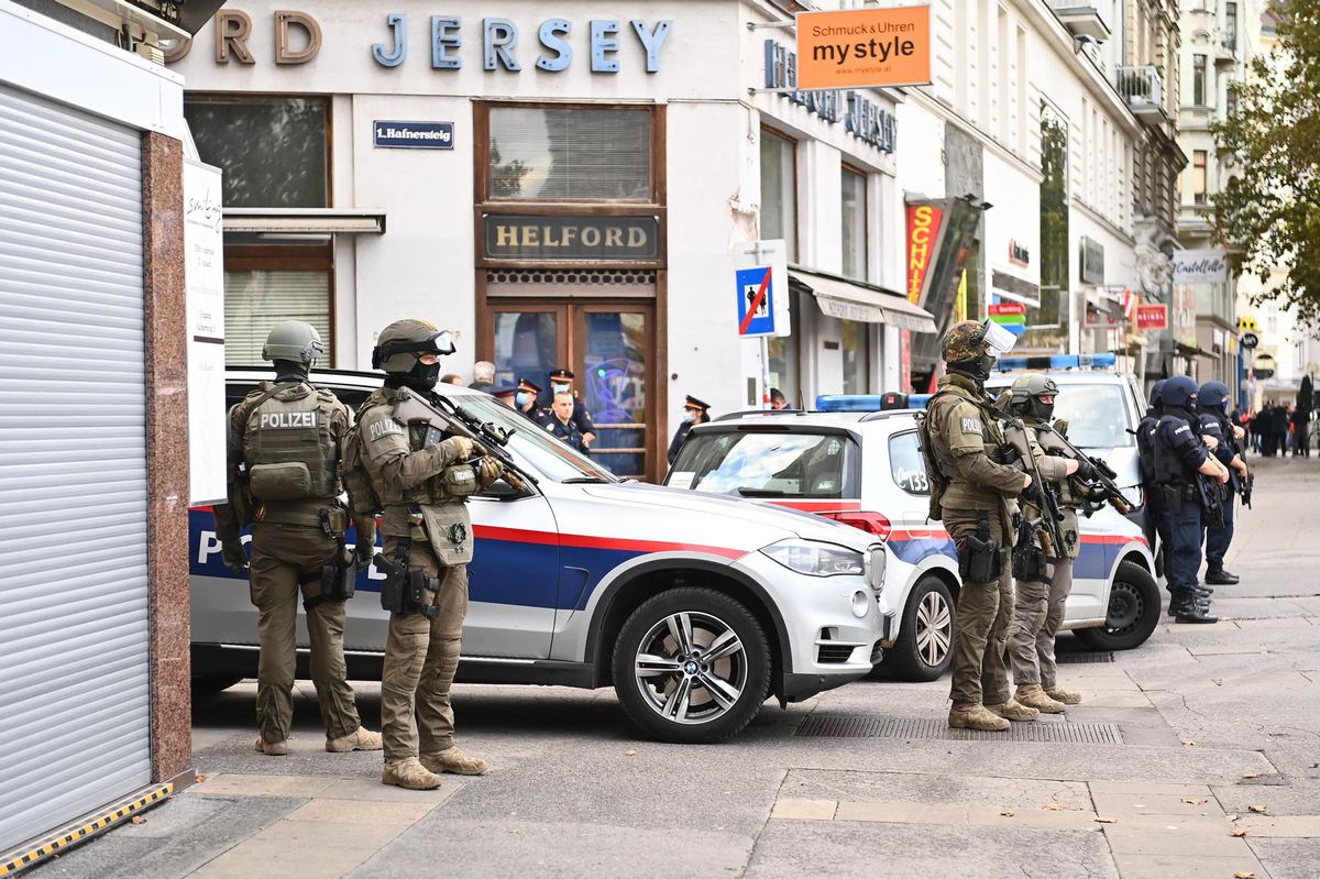 La police autrichienne était déployée dans les rues de Vienne, le 3 novembre dernier, au lendemain de l’attentat terroriste qui a coûté la vie à quatre personnes.