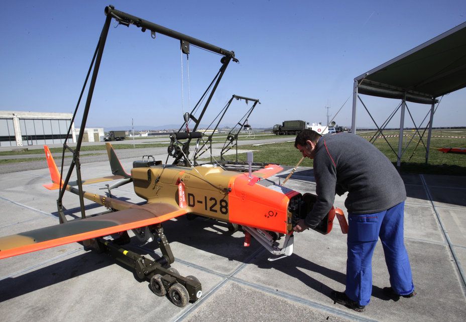 La génération précédente de drones, des ADS 95 Rangers, également israéliens, sera remisée si le programme actuel est voté. Ces appareils sont en service depuis une vingtaine d'années et s'appuient sur un niveau technologique qui date des années 1980.