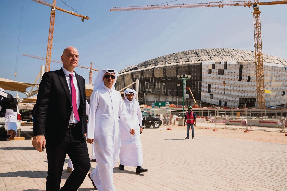 Les accusations d’espionnage dans les médias suisses visent également le Qatar, pays organisateur de la Coupe du monde de football 2022. Le président de la FIFA Gianni Infantino (à gauche) aurait également été espionné.
