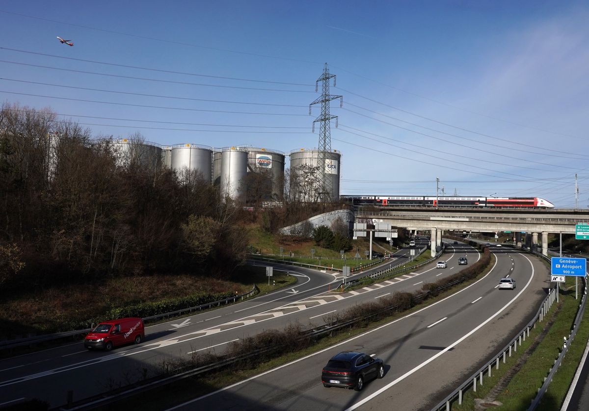 Vernier, le 10/01/2023 - Le secteur des cuves de produits pétroliers avec à proximité immédiate : l'autoroute, l'aéroport et les voies ferrées. 