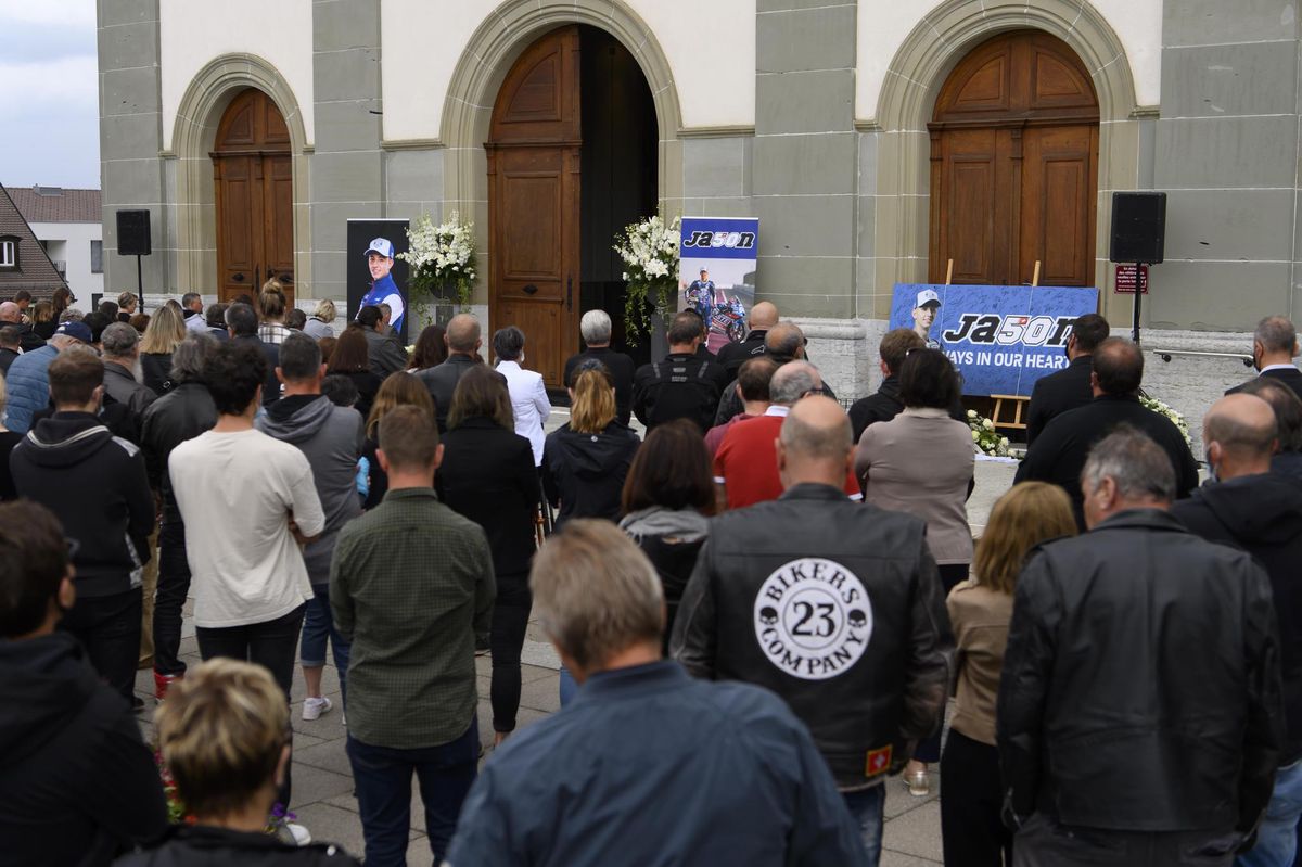 Recueillement et dignité sur le parvis de l’église Saint-Pierre-aux-Liens, à Bulle.
