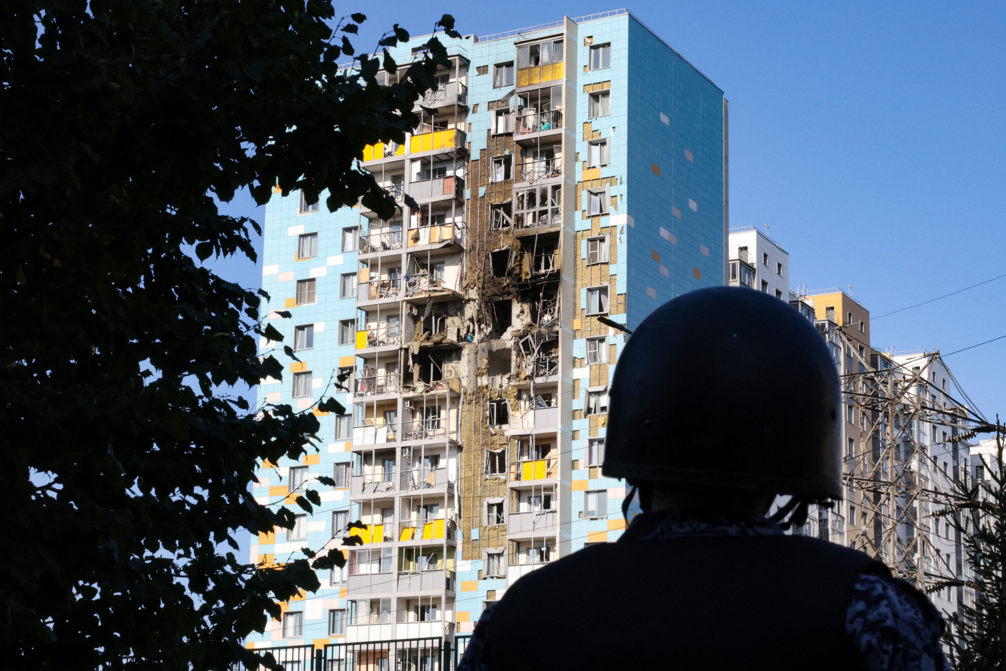 Un immeuble résidentiel endommagé à Ramenskoye, dans la région de Moscou, après une attaque de drones le 10 septembre 2024. Une vague massive de drones ukrainiens a déclenché des défenses aériennes dans plusieurs régions russes, tuant au moins une personne et immobilisant des vols dans la capitale.