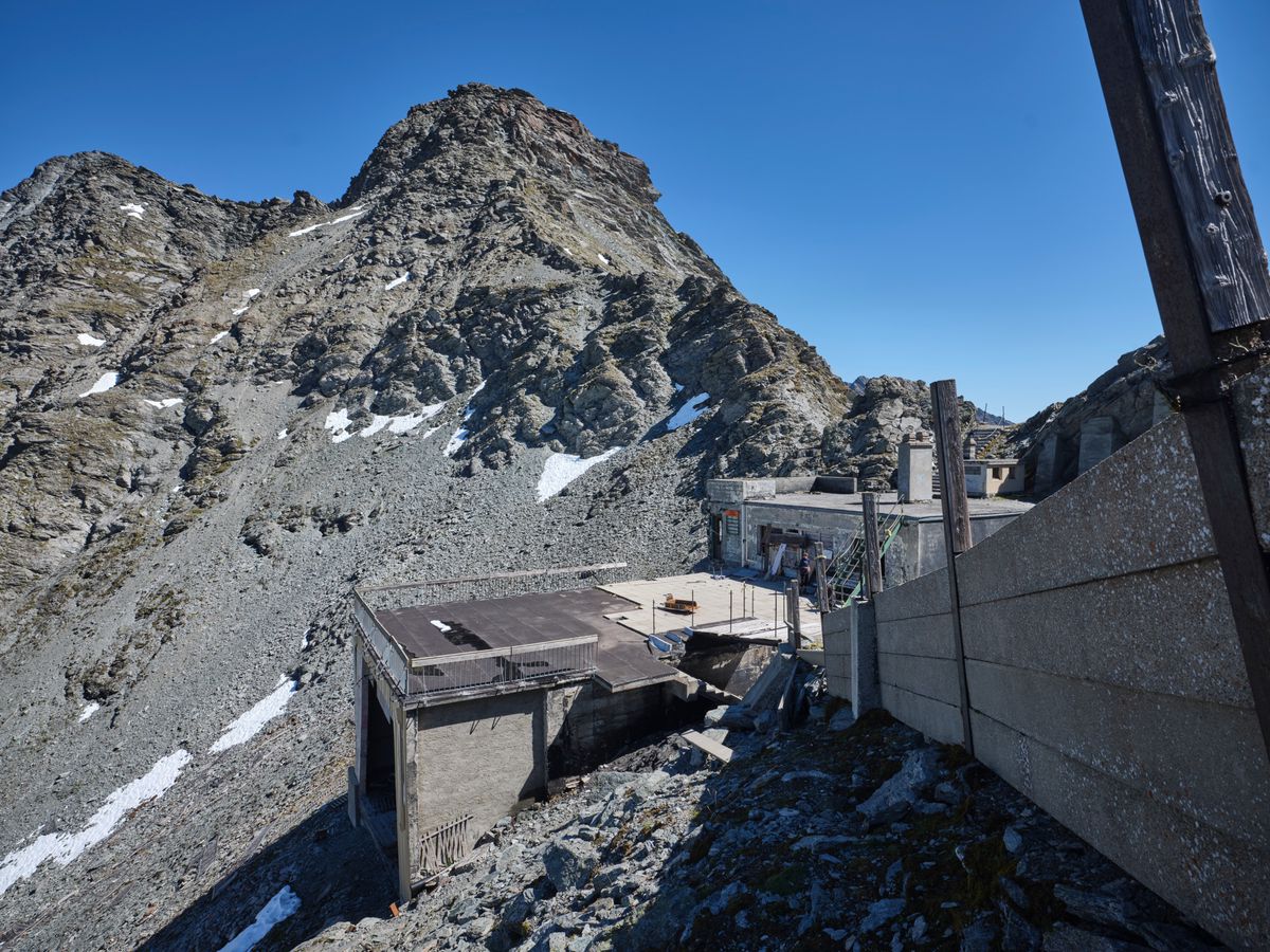 Bourg-St-Pierre, le 5 septembre 2023. Les remontŽes mŽcaniques romandes en attente de dŽmontage. LÕancien tŽlŽ-cabine du Super-Saint-Bernard. La fantomatique station dÕarrivŽe au sommet du col Nord de Menouve.    Photo Yvain Genevay / Le Matin Dimanche