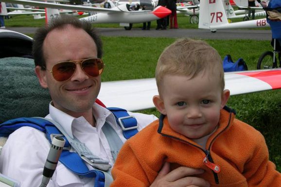Manfred Hahn mit Sohn Joel. Wie der Vater ist auch er bereits in jungen Jahren flugbegeistert.