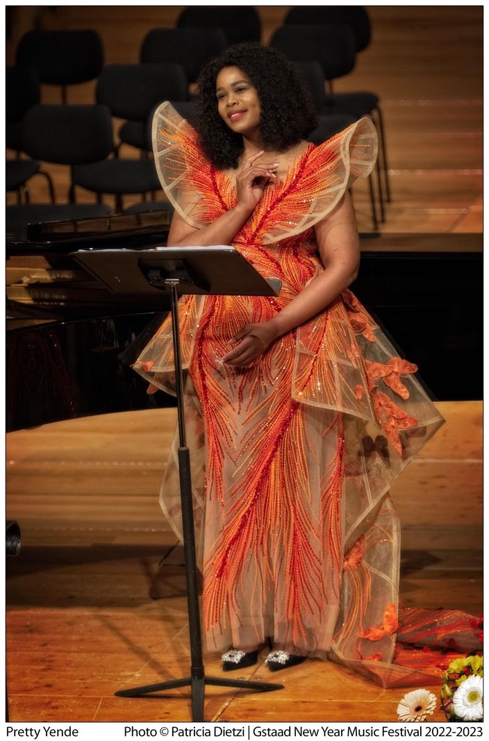 Pretty Yende était mercredi à l’Eglise de Saanen, invitée par le Gstaad New Year Music Festival. La soprano sud-africaine, nouvelle star du monde classique, est renversante grâce à son talent et à sa technique vocale, qui brillent dans des aigus saisissants. Mais aussi grâce à l’authenticité qui la traverse et lui permet de tisser une touchante complicité avec son public.