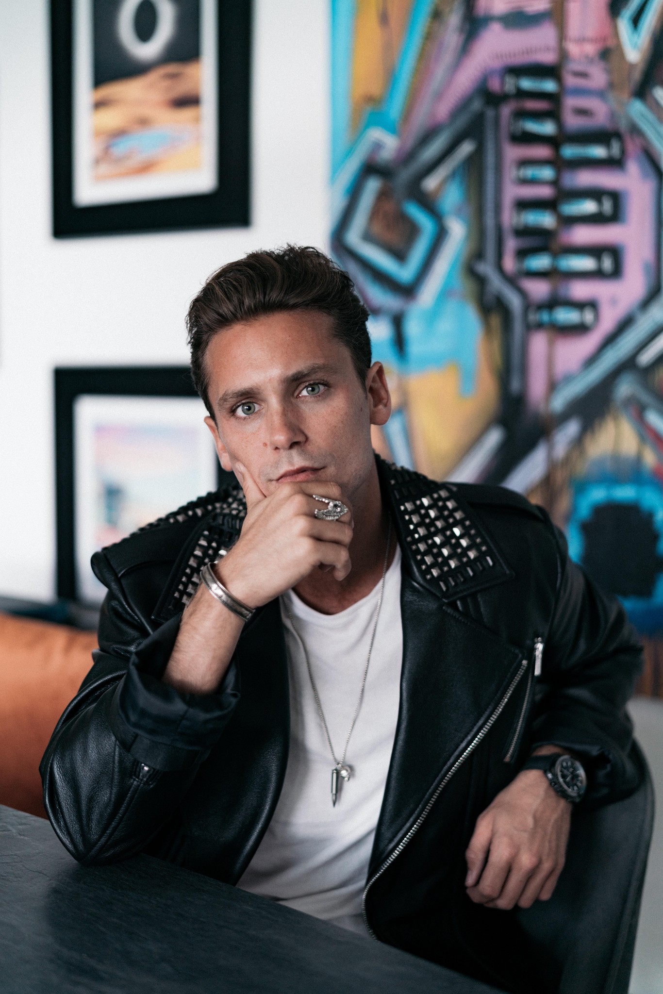Rouler les mécaniques comme Tom Cruise à moto ou délirer comme Johnny Depp avec Keith Richards… Bastian Baker rêve de cinéma. «Mais, rigole-t-il, je ne suis pas sûr d’avoir le talent adéquat!»