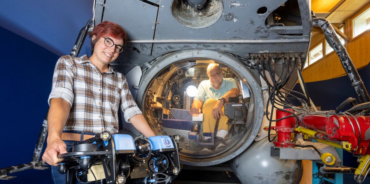 Aurélie Rubin tient un robot devant l'intérieur d'un mésoscaphe à Tolochenaz, en septembre 2024, 30 ans après les travaux de son père.
