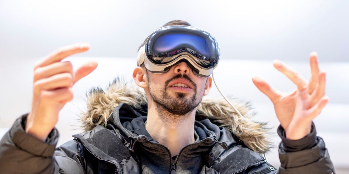 epa11120896 A customer tries out the new Apple Vision Pro headset during the product's launch at an Apple Store in New York, New York, USA, 02 February 2024. The company is heavily marketing the new device as a way to widen the appeal of mixed reality technology. EPA/JUSTIN LANE