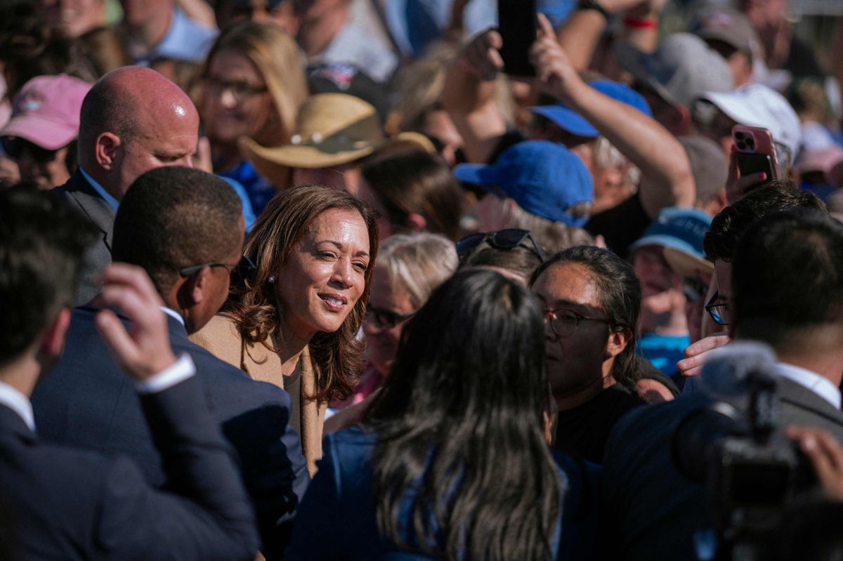 La candidate démocrate à la présidence, Kamala Harris, rencontre une foule lors d'une visite à la brasserie Throwback à North Hampton, New Hampshire, le 4 septembre 2024.