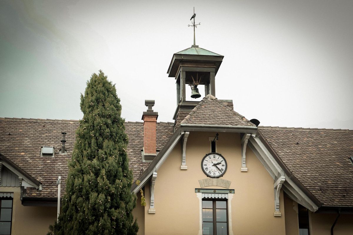 La cloche de la vieille école de Plan-les-Ouates qui abrite des services de la mairie est au centre d’un conflit entre villageois. 