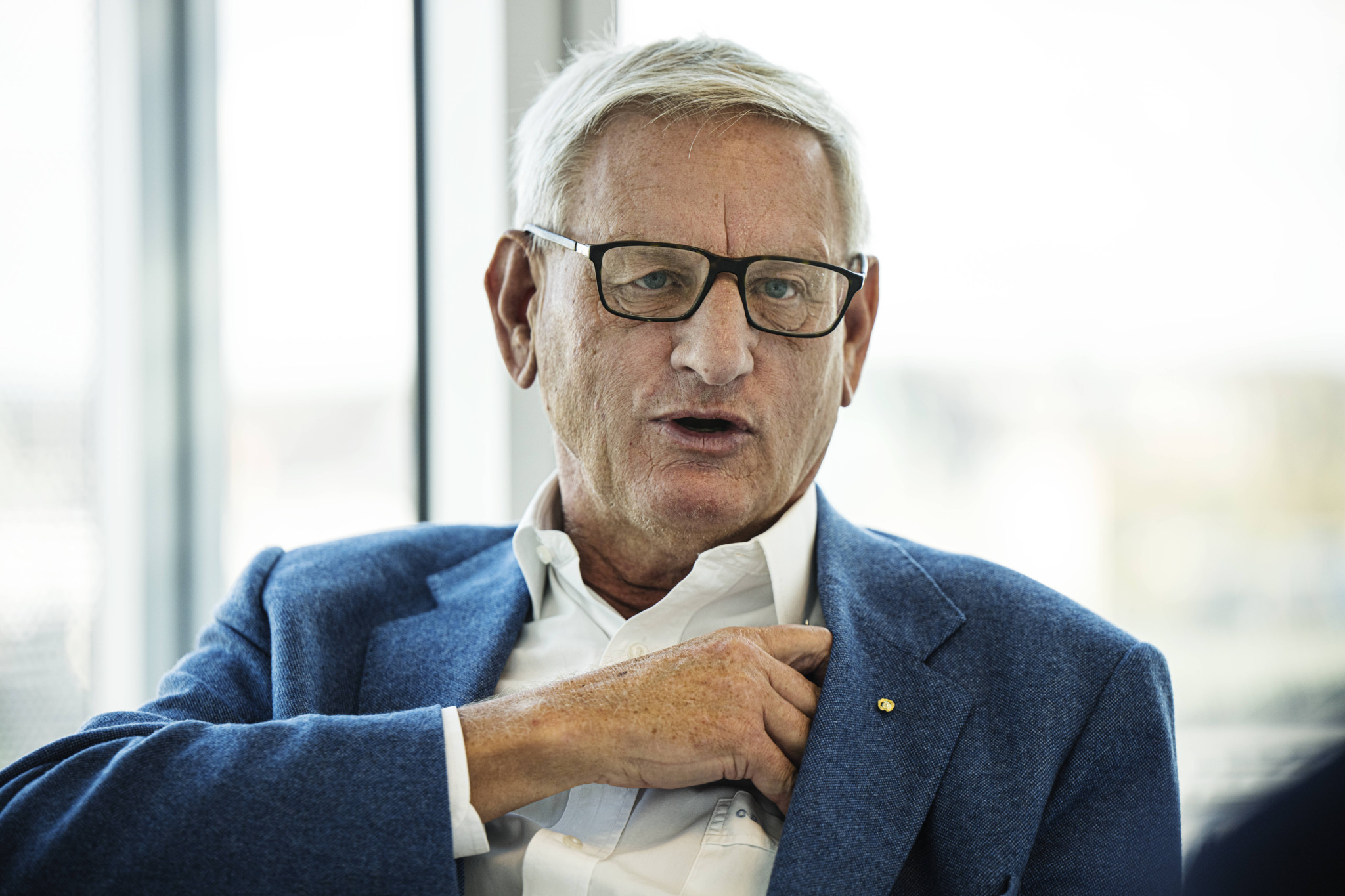 Carl Bildt, ehemaliger schwedischer Ministerpräsident, spricht gestikulierend in blauem Sakko anlässlich seines neuen Buches «Meine Kriege».