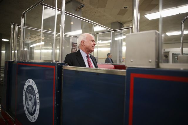 Le sénateur John McCain a voté az Capitole mardi.