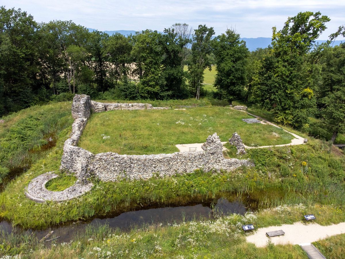 Les ruines du château de Rouelbeau. Le site, érigé sur les anciens marais de la Seymaz, vaut le détour.