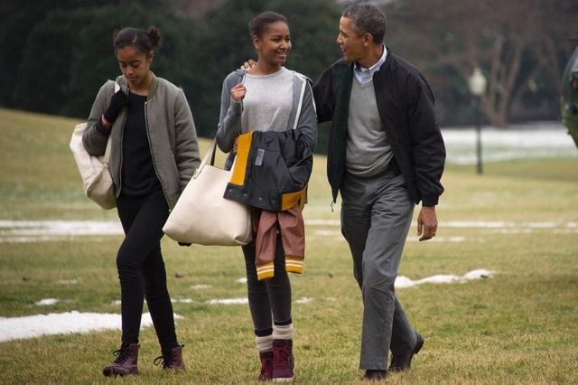 Barack Obama s'amuse du regard que ses filles, Sasha et Malia, portent sur lui.