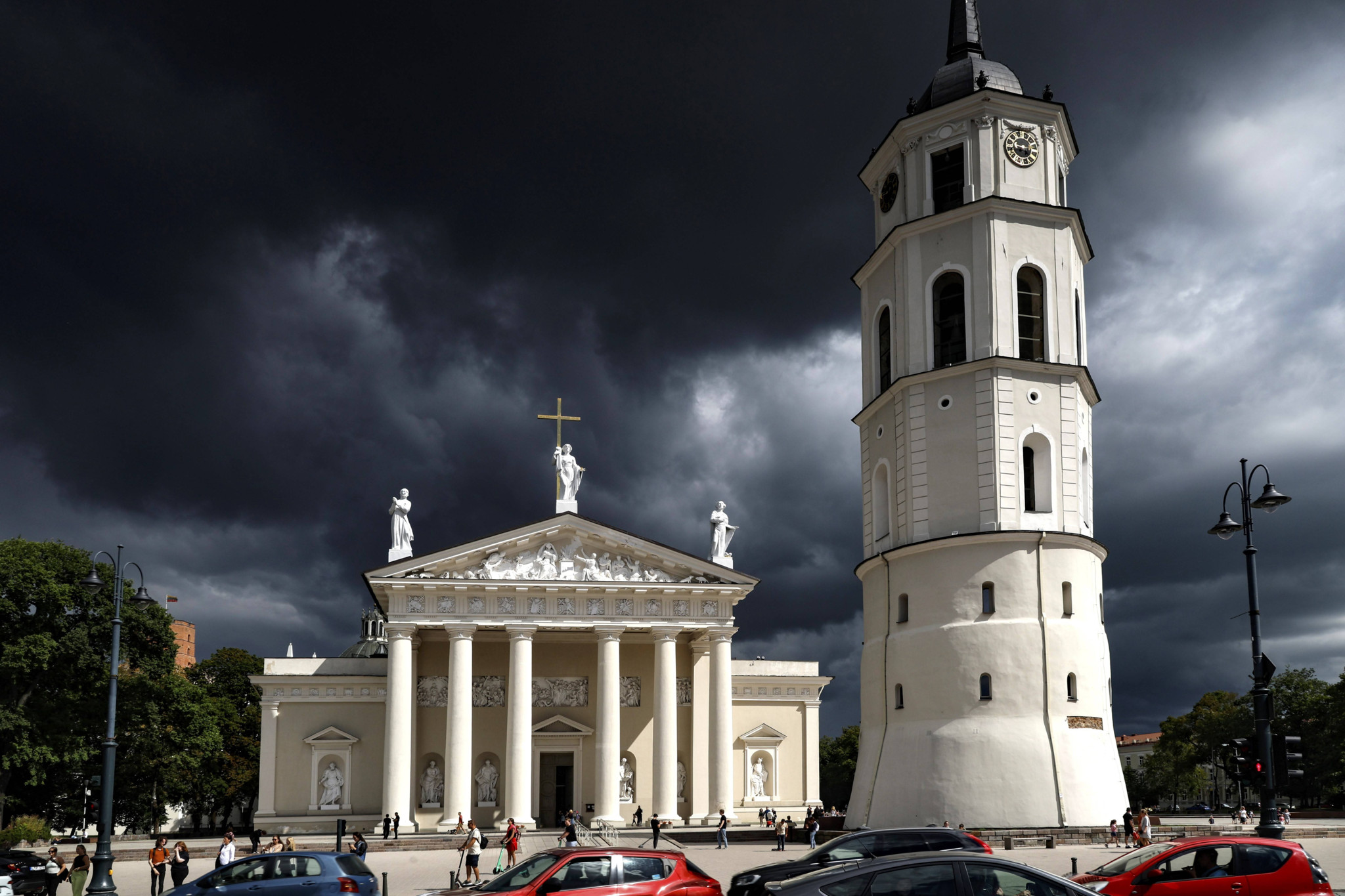 Kathedrale und Glockenturm von Vilnius unter dramatisch dunklem Wolkenhimmel, Litauen