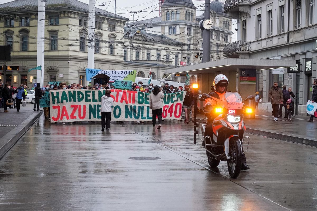 Die Klimaallianz demonstriert in der Altstadt Winterthur für Netto Null bis 2040. Bild: Enzo Lopardo.