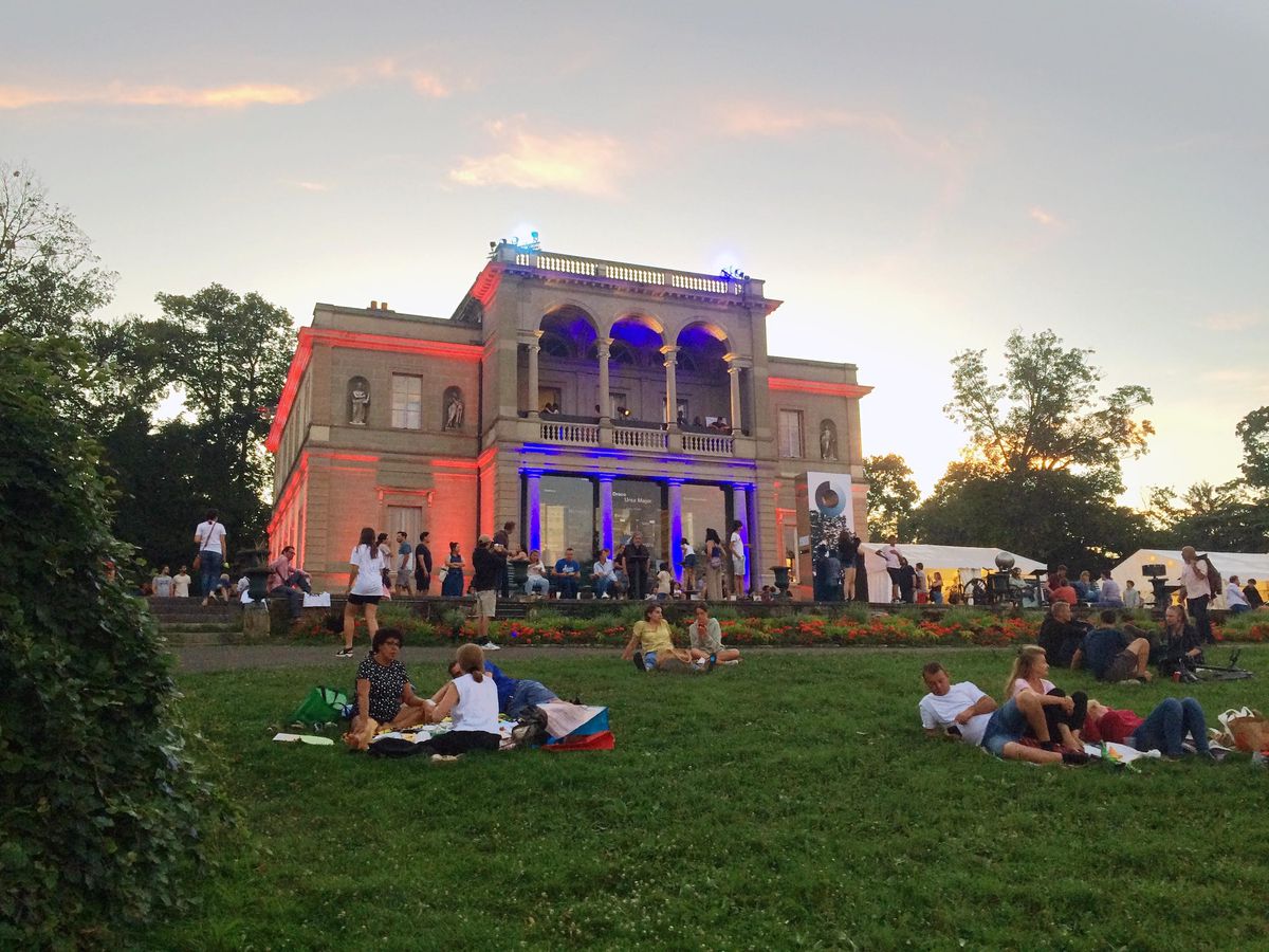 La Noche de la Bandera en Perle du Lac fue un gran éxito después de cuatro años de ausencia. Para este evento se movilizaron de 300 a 400 científicos.