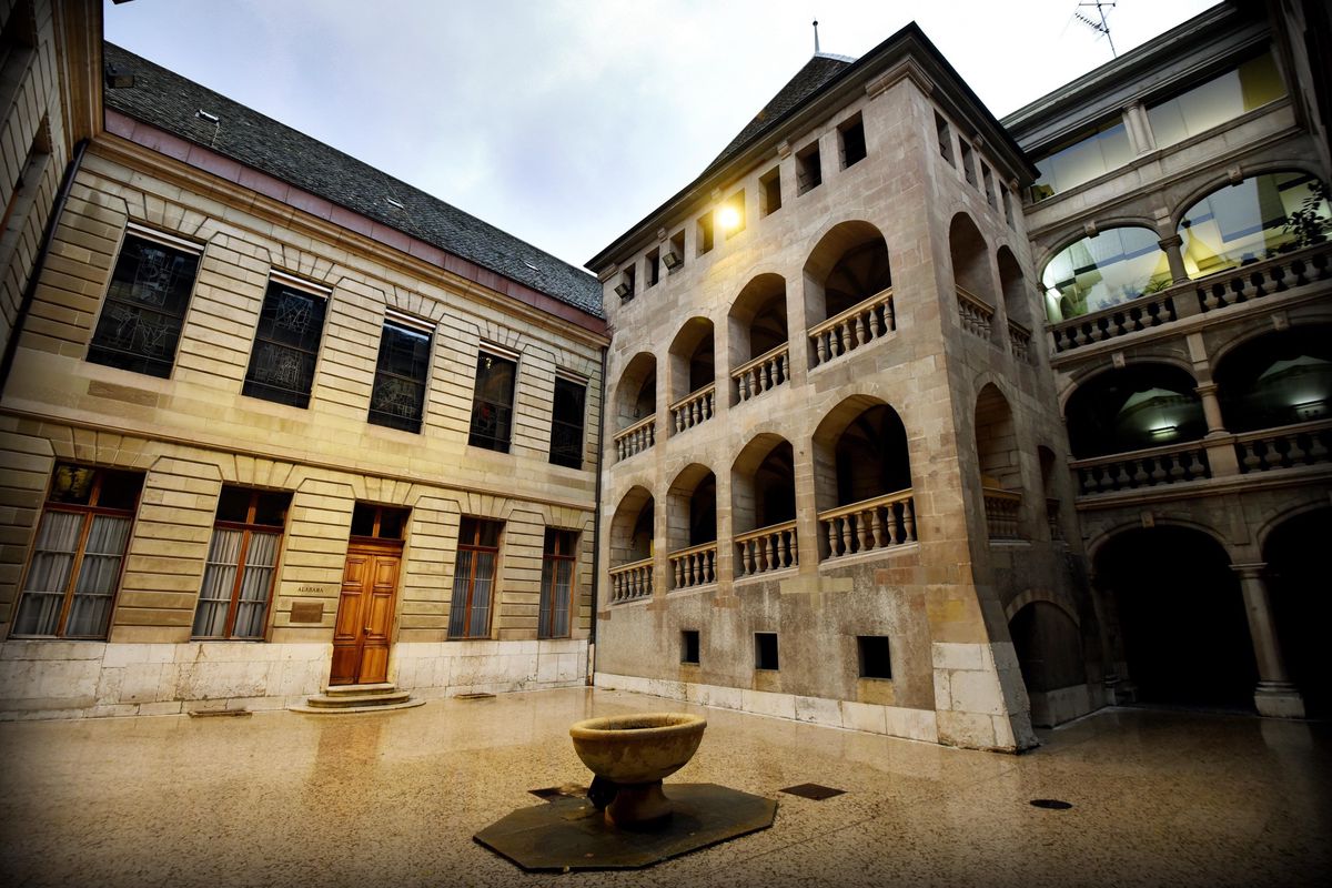 Cour intérieure de l'Hôtel de Ville de Genève, montrant l'architecture historique avec la salle de l'Alabama à gauche.