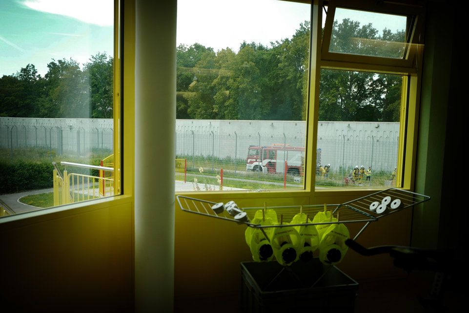 Genève, le 21 juin 2017. Prison de Curabilis. Exercice à l'échelle 1:1 qui se déroule dans le cadre du cours COS 2017 (Commandement des Opérations de Secours). Il est destiné aux cadres opérationnels: Police, Sapeurs-Pompiers du SIS, personnel de Curabilis, brigade sanitaire cantonale, etc... Arrivée des Sapeurs-Pompiers. Photo: Laurent Guiraud.