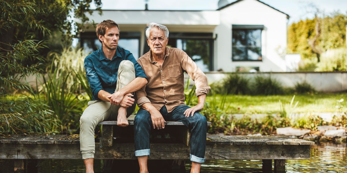 Un père et son fils se relaxent au bord de l'eau.