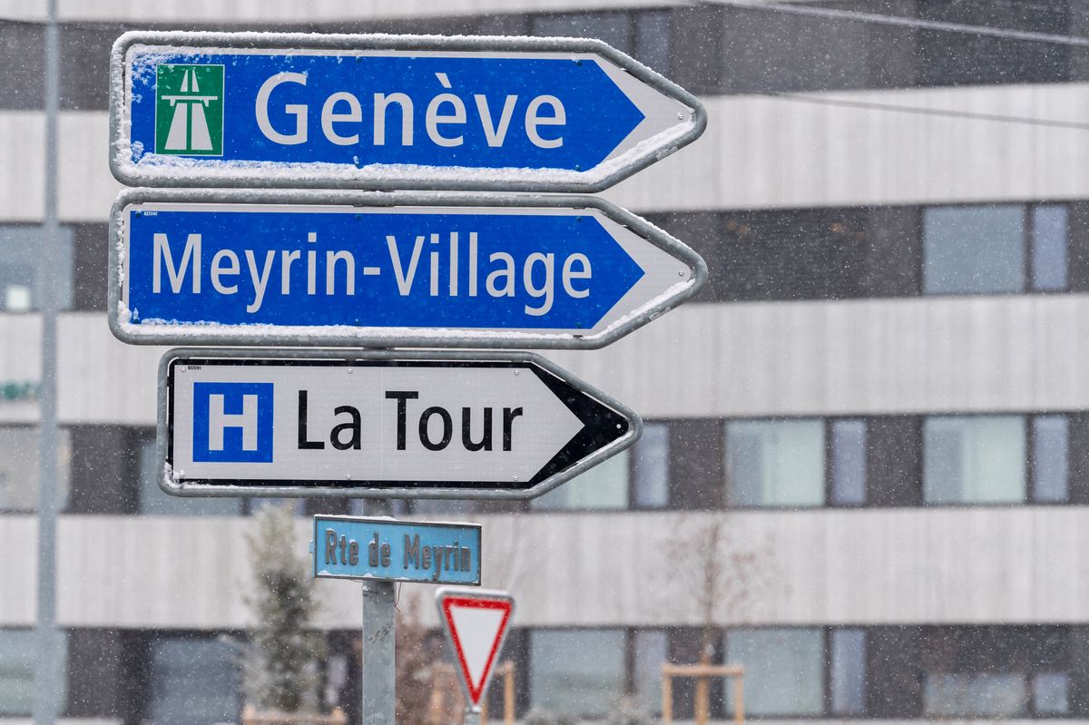 Un panneau indique ou se trouve l'Hopital de La Tour qui est un hopital prive, photographie, ce mercredi 23 janvier 2019 a Meyrin pres de Geneve. (KEYSTONE/Martial Trezzini)