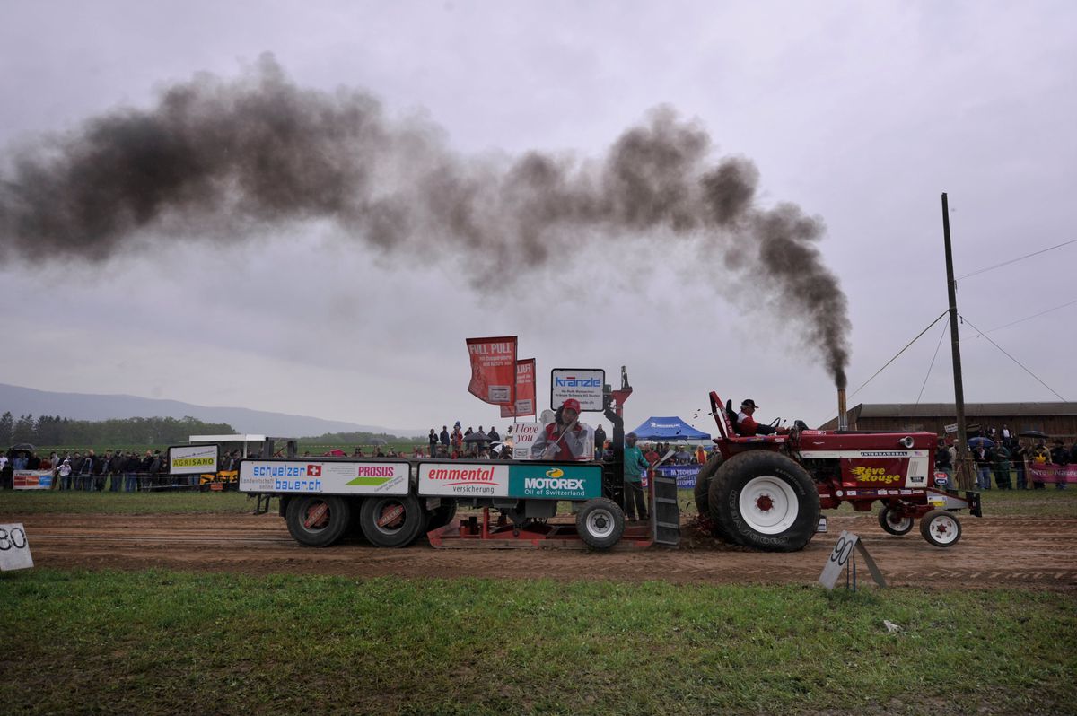 1 MAI  2010   Burtigny   VD    concours de Tractor Pulling  cad des tracteurs de 6 tonnes tirant des charges de 18 tonnes sur 100m        Photo  Patrick Martin