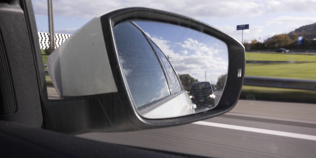 Sie steigen auf A1 aus und demolieren fremde Autos