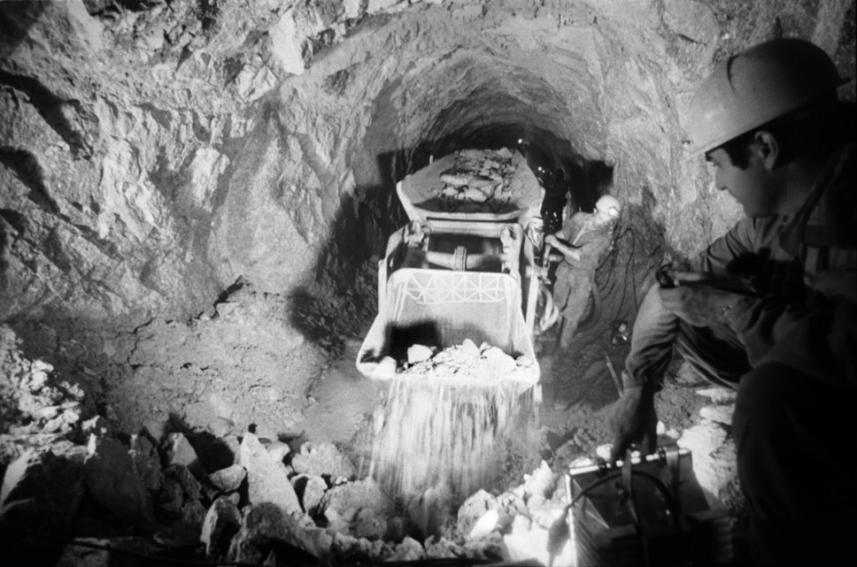 Der Baubeginn: Bergleute fangen im Mai 1970 mit den Arbeiten am Gotthard-Strassentunnel an. 