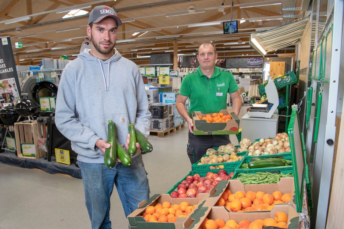 PAYERNE LE  1 JUILLET 2022. En 2019, quatre jeunes ingénieurs agronomes ont lancé l'entreprise "Mange-moi comme je suis". Le but? Ils récupèrent des légumes, biscornus, qui ne passent pas les calibres officiels et les revendent à prix bradés dans des magasins. (G a D ) Sylvain Noël, un des initiateur du projet, et Sebastien Egger, responsable adjoint du magasin Landi de Payerne.©  (Jean-Paul Guinnard/24 Heures)