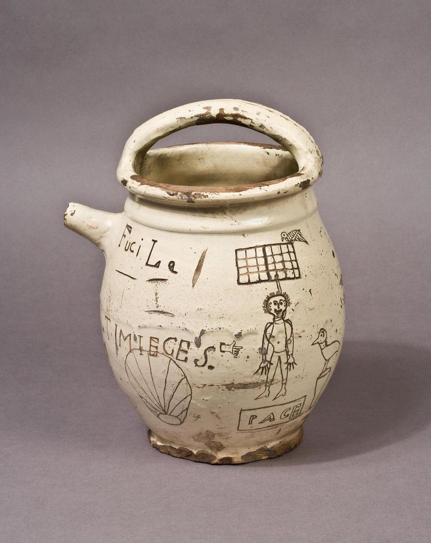 L’exposition présente plusieurs exemplaires de pots à eau, terrain d’expression de prisonniers incarcérés à «Le Nuove» à Turin.