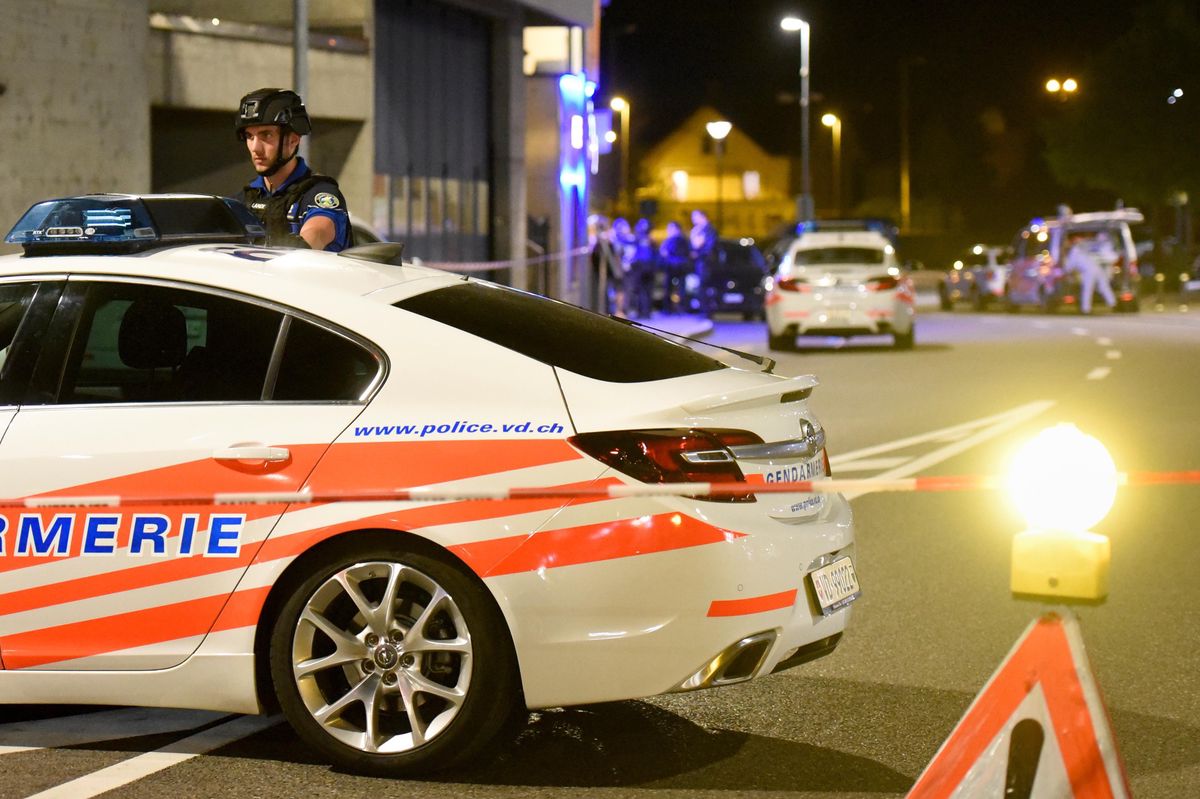 Mercredi 25 avril 2018, un important déploiement policier ceinturait la scène du double homicide pendant que le père de famille, téléphone éteint, était en fuite. Il s’était rendu au matin.
