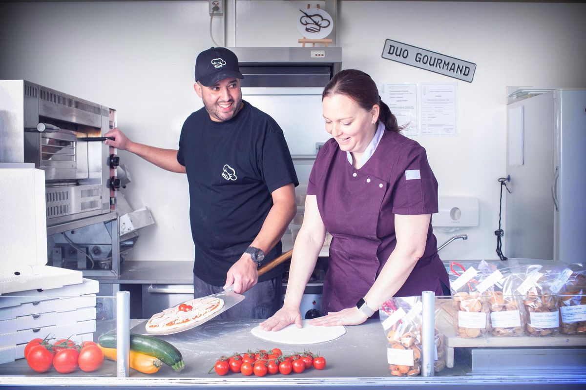 Complices, Isabelle Poget et Grégory Amiguet dans leur food truck. Ils ont accepté d’ôter leur masque pour la photo.