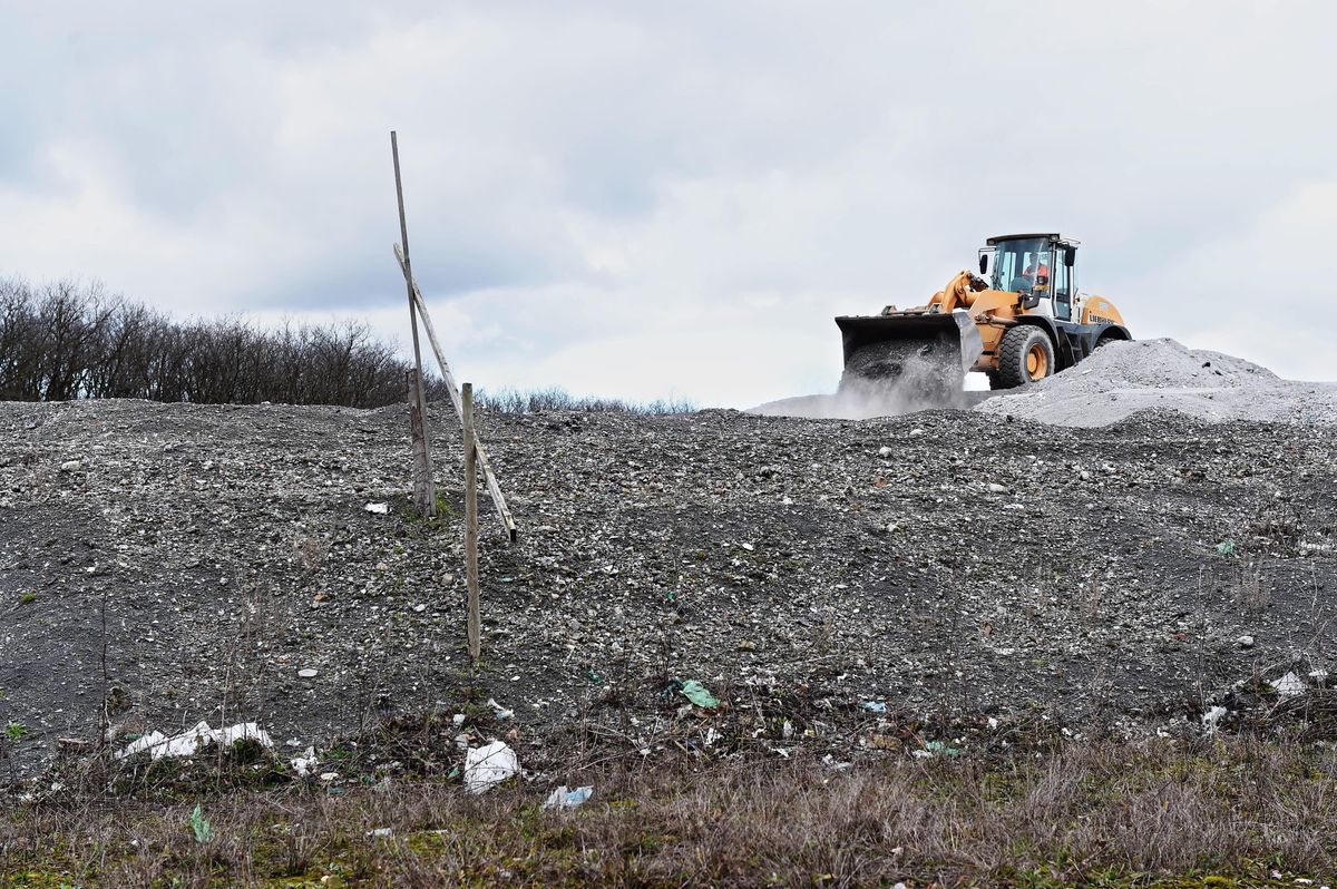 Un bulldozer œuvre sur la plateforme de déchargement des machefers à la décharge cantonale de Châtillon, Bernex, Genève.