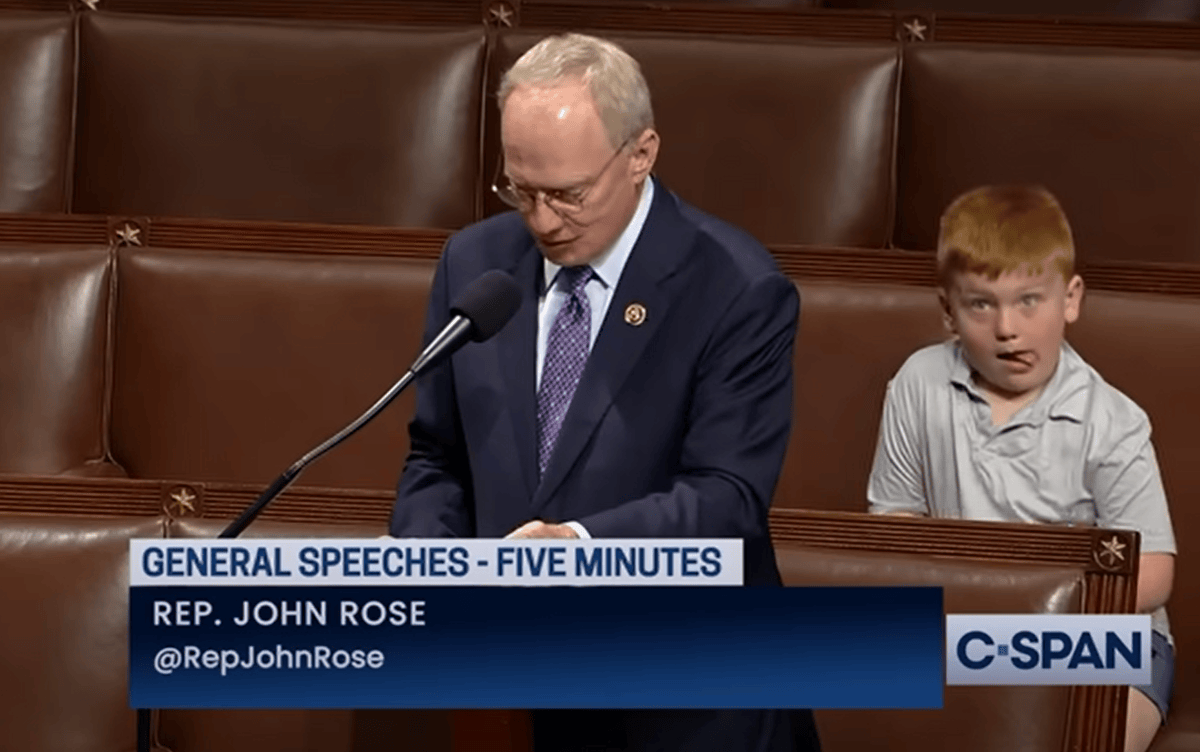 À 6 ans, il ravit la vedette à son père, fervent allié de Trump