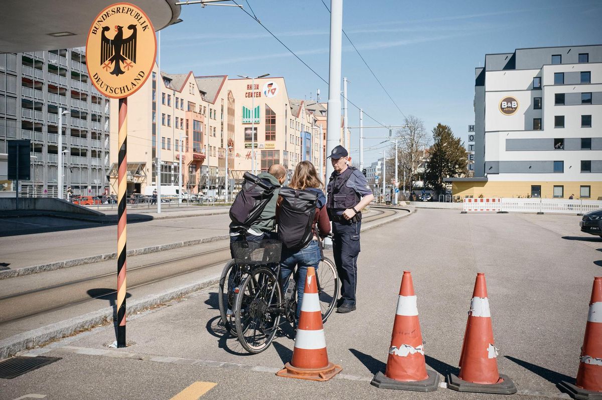 Anders als im Frühling 2020, als die Grenzen geschlossen waren (unser Bild), kann der Verkehr momentan frei passieren. Shoppingtourismus ist aber nicht gestattet.