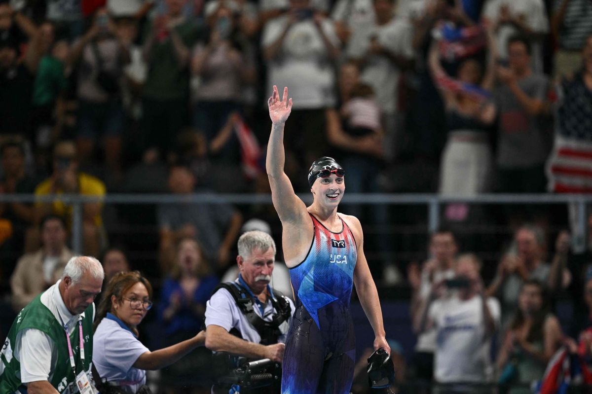 US' Katie Ledecky celebrates after winning the final of the women's 800m freestyle swimming event during the Paris 2024 Olympic Games at the Paris La Defense Arena in Nanterre, west of Paris, on August 3, 2024. (Photo by SEBASTIEN BOZON / AFP)