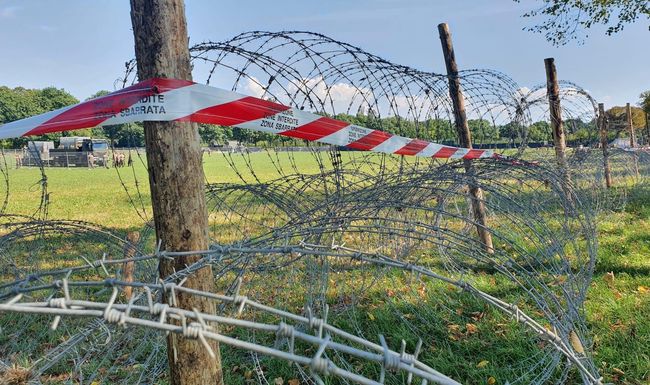 Im Auftrag der Kantonspolizei Basel-Stadt hat die Armee an der Grenze zu Riehen am Eglisee einen Stacheldrahtzaun errichtet.