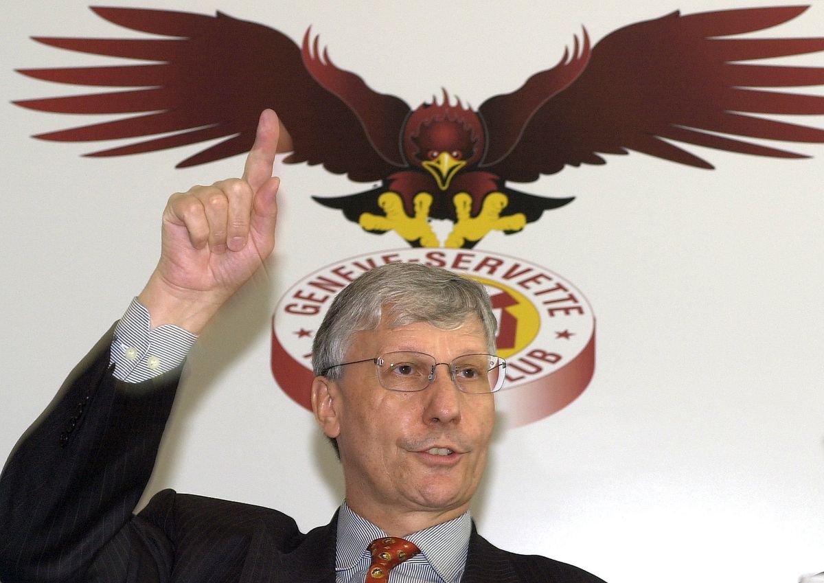 Marco Torriani, president du Geneve Servette HC, gesticule lors de la conference de presse du Geneve Servette hockey club sur la vision et les perspectives du club, ce vendredi 6 Avril 2001 a Geneve. (KEYSTONE/Martial Trezzini) ===ELECTRONIC IMAGE===